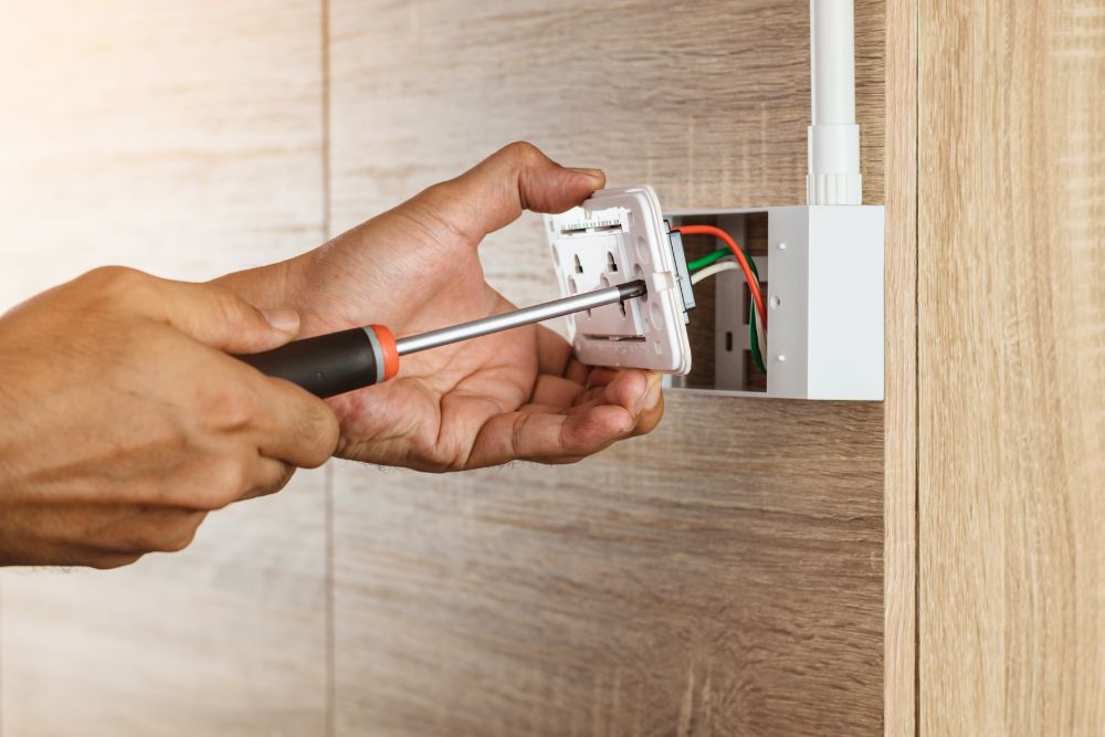 Smart Home Geräte bringen viele Vorteile mit sich, die den Alltag erleichtern und den Wohnkomfort erhöhen können. Für die richtige Installation einer Steckdose benötigen Sie einen Elektiker.